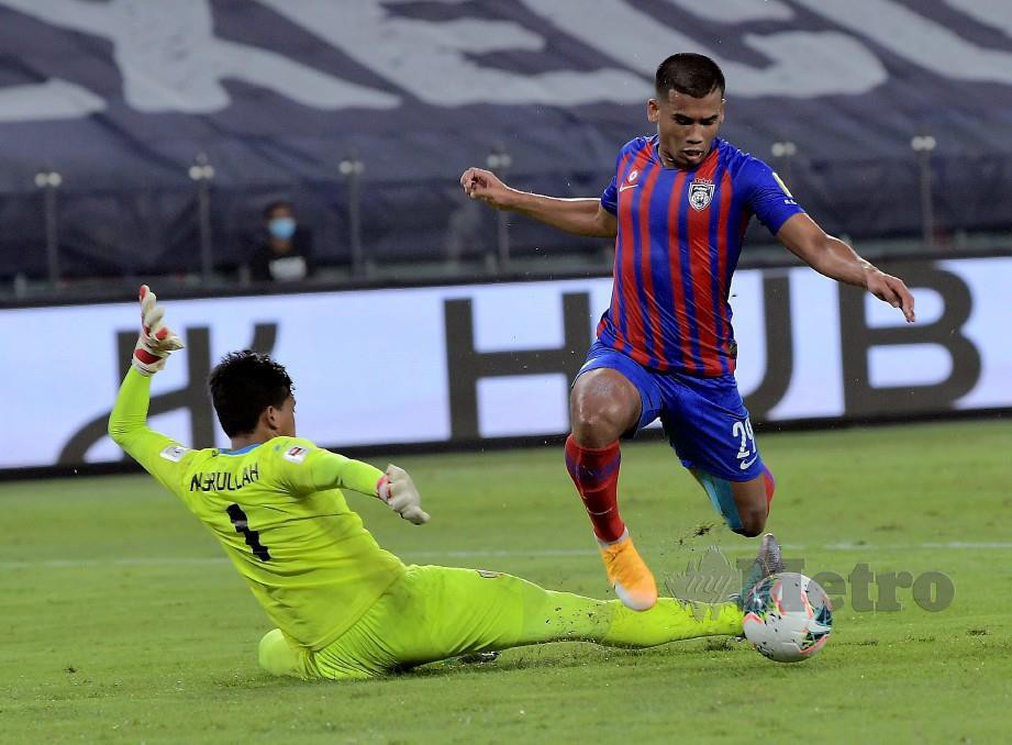 SAFAWI berjaya melepasi penjaga gol Perak, Mohammad Nasrullah Abdul Aziz pada perlawanan Liga Super di Stadium Sultan Ibrahim, semalam. FOTO Bernama
