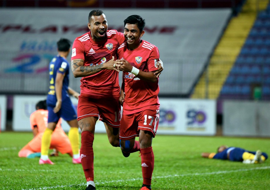  Pemain pasukan UiTM FC Muhamad Arif Mohamed Anwar (kanan) meraikan gol pertama buat pasukannya. FOTO BERNAMA