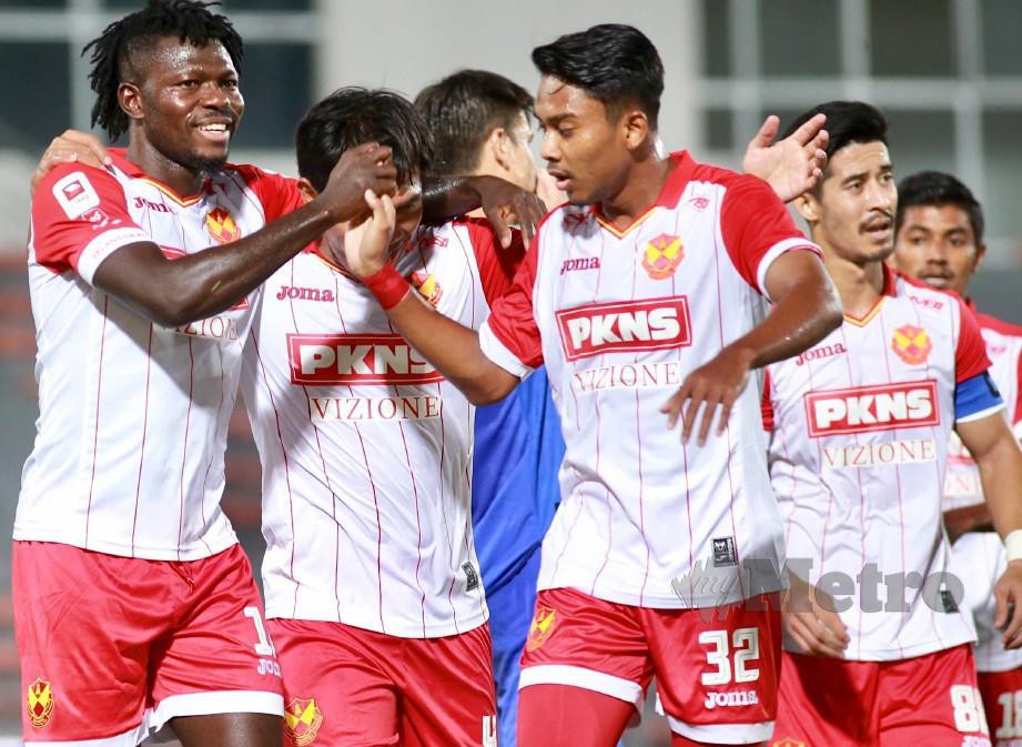 BARISAN pemain Selangor meraikan kejayaan menewaskan PDRM semalam. FOTO Fathil Asri 
