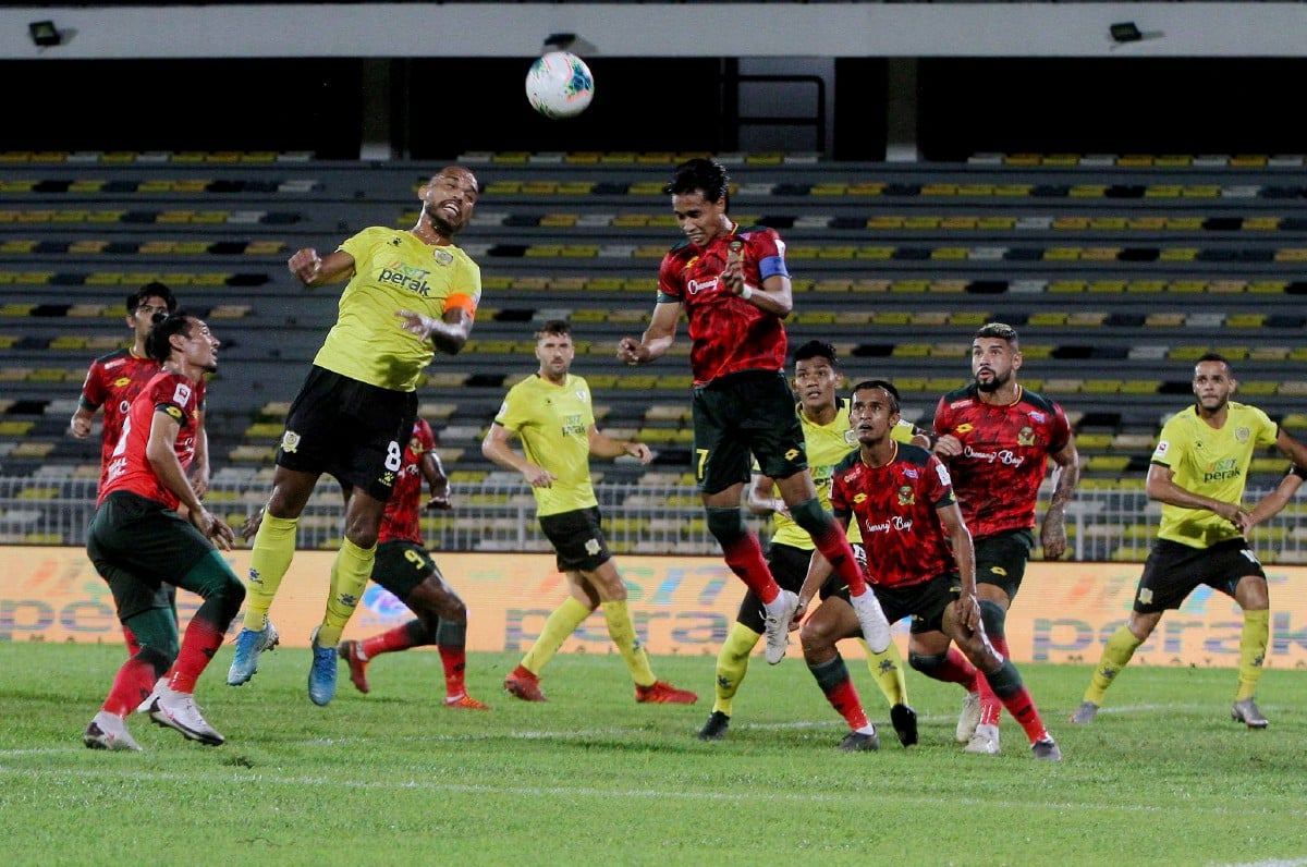 Tonggak import Perak, Leandro Dos Santos (dua, kiri) beraksi dalam saingan Liga Super.  