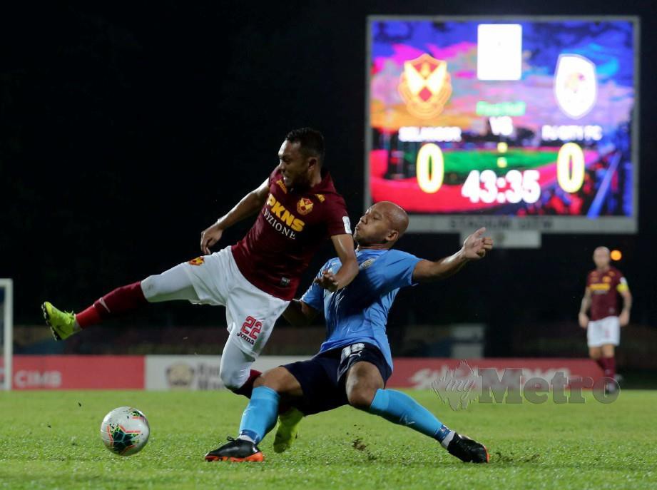 Pemain Selangor, Mohd Syazwan Zainon (kiri) diasak pemain PJ City, Mahalli Jasuli pada aksi Liga Super. FOTO Muhammad Asyraf Sawal