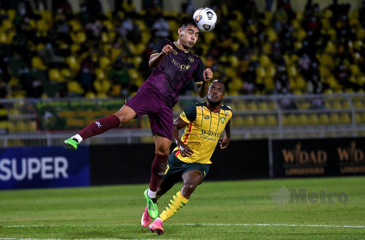 Pertahanan TFC, Muhammad Mohd Faudzi (kiri) menanduk bola ketika menentang KDA FC pada aksi Liga Super. FOTO Bernama 