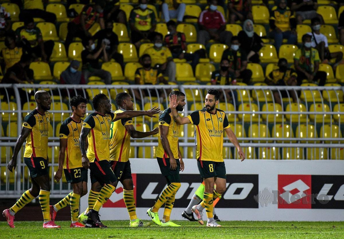 PEMAIN Kedah Darul Aman FC, Rabih Ataya (kanan) meraikan jaringannya bersama rakan sepasukan. FOTO Bernama