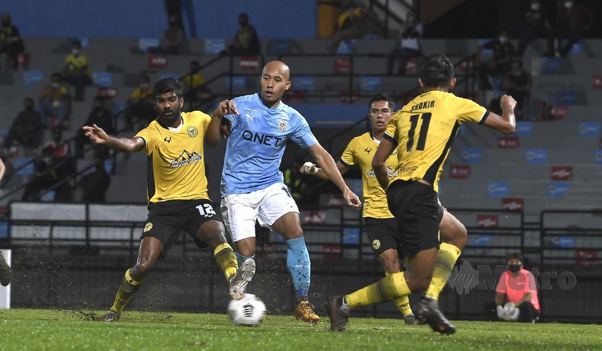 TONGGAK PJ City FC Mahali Jasuli (dua, kiri) diasak oleh pemain Perak FC pada saingan Liga Super di Stadium Majlis Perbandaran Petaling Jaya (MBPJ) malam ini. FOTO Bernama