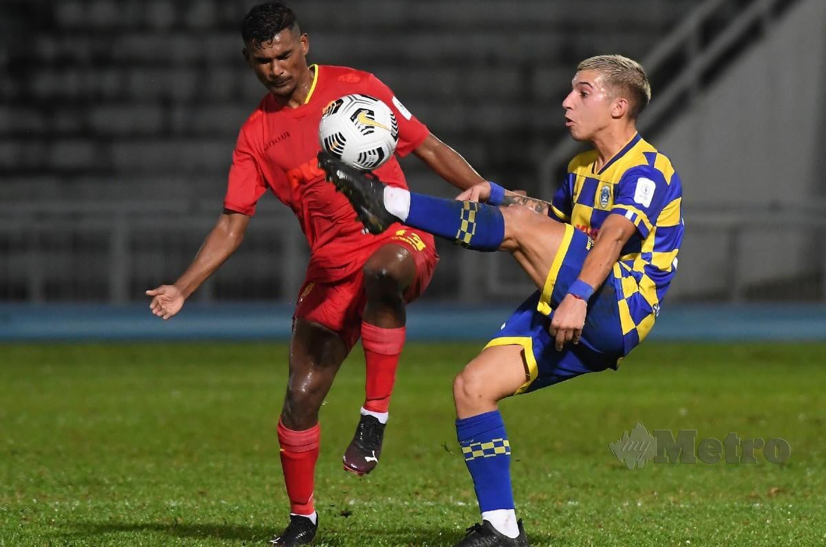 PEMAIN Sri Pahang FC Manuel Hidalgo (kanan) cuba melepasi pertahanan Selangor FC R Dinesh pada perlawanan Liga Super di Stadium Darul Makmur malam ini. FOTO Bernama