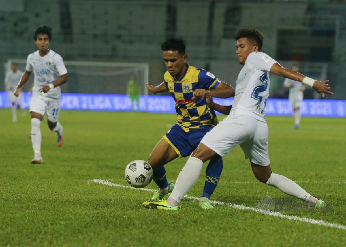Pemain Sri Pahang, Abdul Malik Mat Ariff, diasak pemain Penang FC pada saingan Liga Super di Stadium Darul Makmur. FOTO Farizul Hafiz Awang