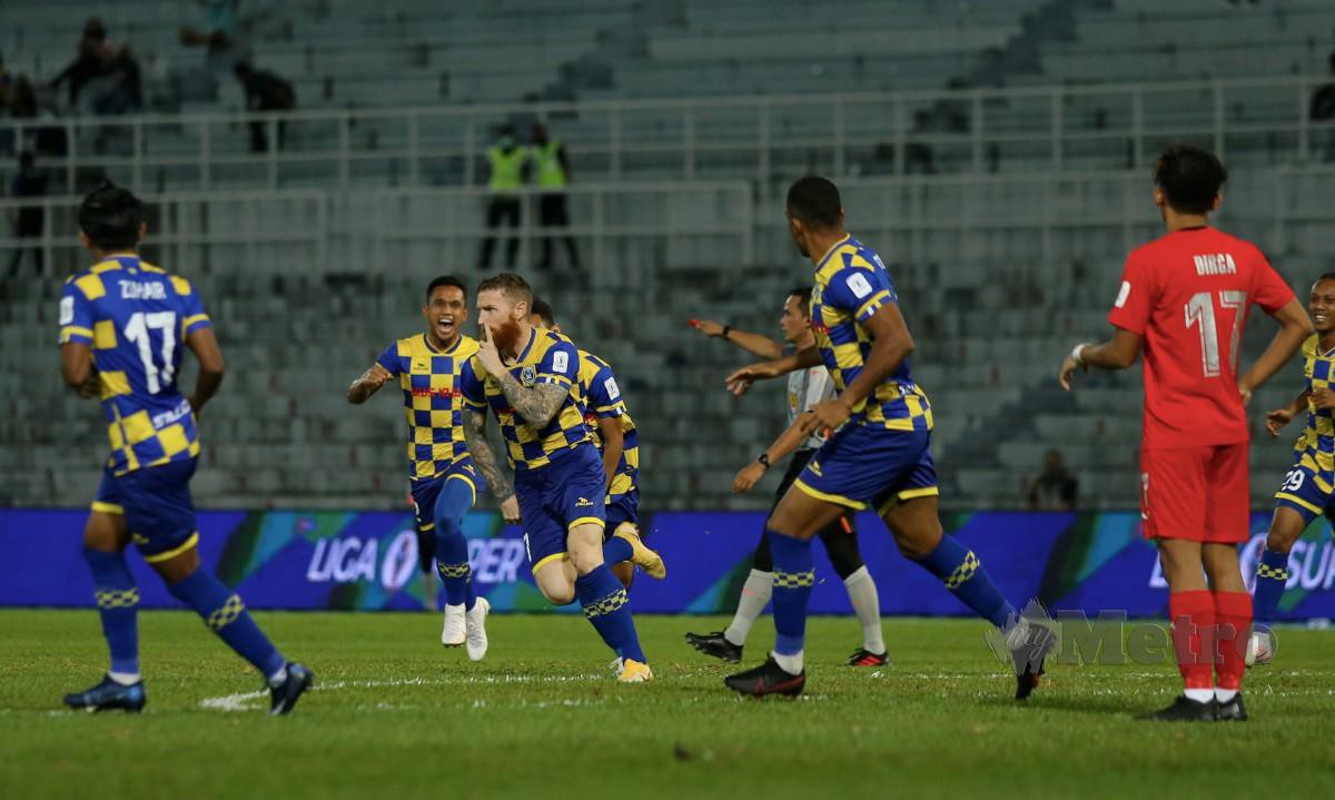 Pemain Sri Pahang FC, Lee Tuck (tengah) meraikan golnya ketika menentang UiTM FC, pada aksi Liga Super. FOTO Farizul Hafiz Awang