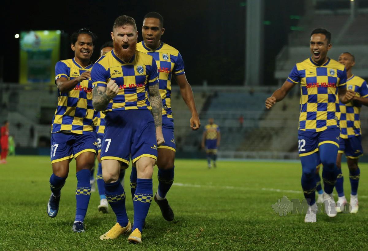 Pemain Sri Pahang FC, Lee Tuck bersama rakan sepasukan meraikan jaringannya pada saingan Liga Super. FOTO NSTP