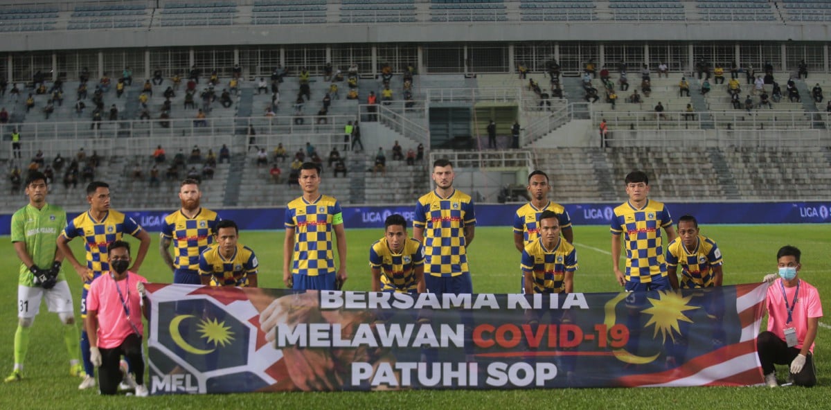Pemain Sri Pahang FC, bergambar sebelum sepak mula saingan Liga Super 2021, di Stadium Darul Makmur. FOTO Farizul Hafiz Awang