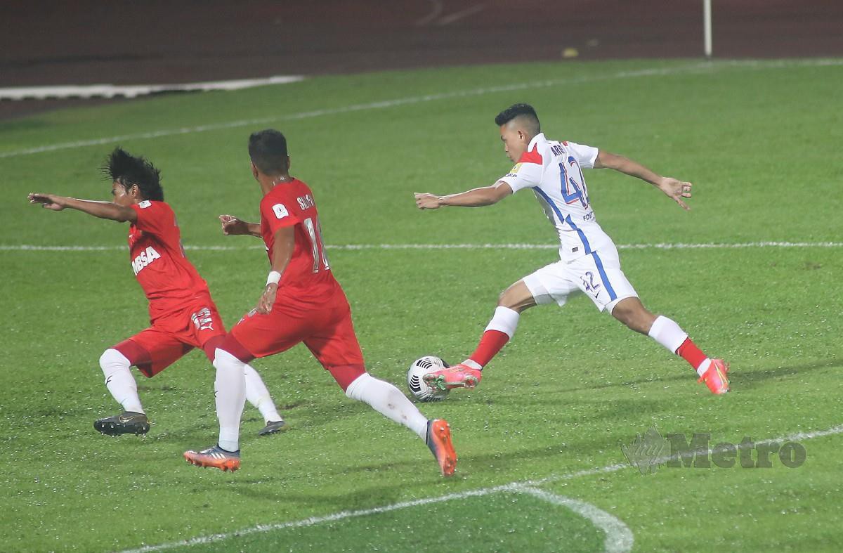 AKSI lincah Arif (kanan) yang berjaya menjaringkan gol pertama JDT semalam. FOTO Owee Ah Chun