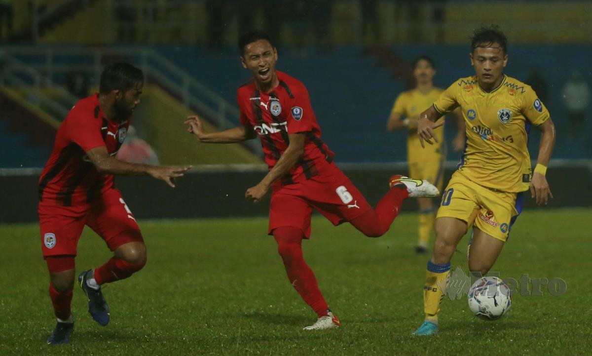 PERLAWANAN Liga Super antara Sri Pahang dan PJ City di Stadium Darul Makmur, Sabtu lalu, berkesudahan seri 1-1 selepas pengadil membenarkan gol ofsaid dijaringkan pasukan pelawat. FOTO FARIZUL HAFIZ AWANG