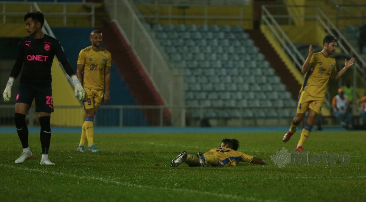 PEMAIN Sri Pahang FC, Abdul Malik Mat Ariff (tertiarap) ketika melakukan percubaan ke arah gawang PJ City FC pada saingan Liga Super 2022, di Stadium Darul Makmur, baru-baru ini. FOTO FARIZUL HAFIZ AWANG