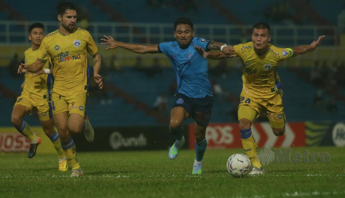 PEMAIN  Sri Pahang FC,  Muslim Ahmad diasak pemain Sabah FC, Saddil Ramdani.  
