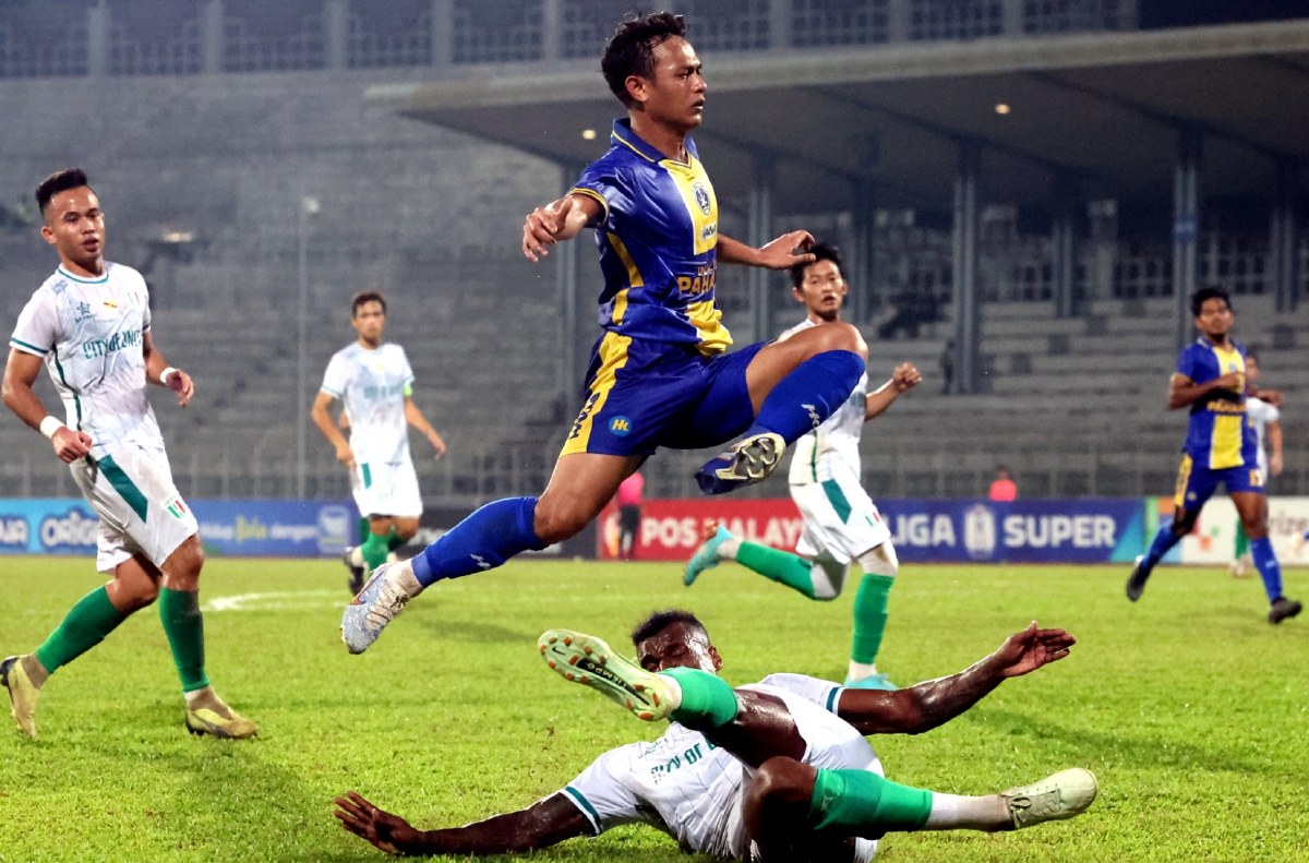 PEMAIN Kuching City FC melakukan terjahan keras ke atas pemain Sri Pahang FC. FOTO Bernama