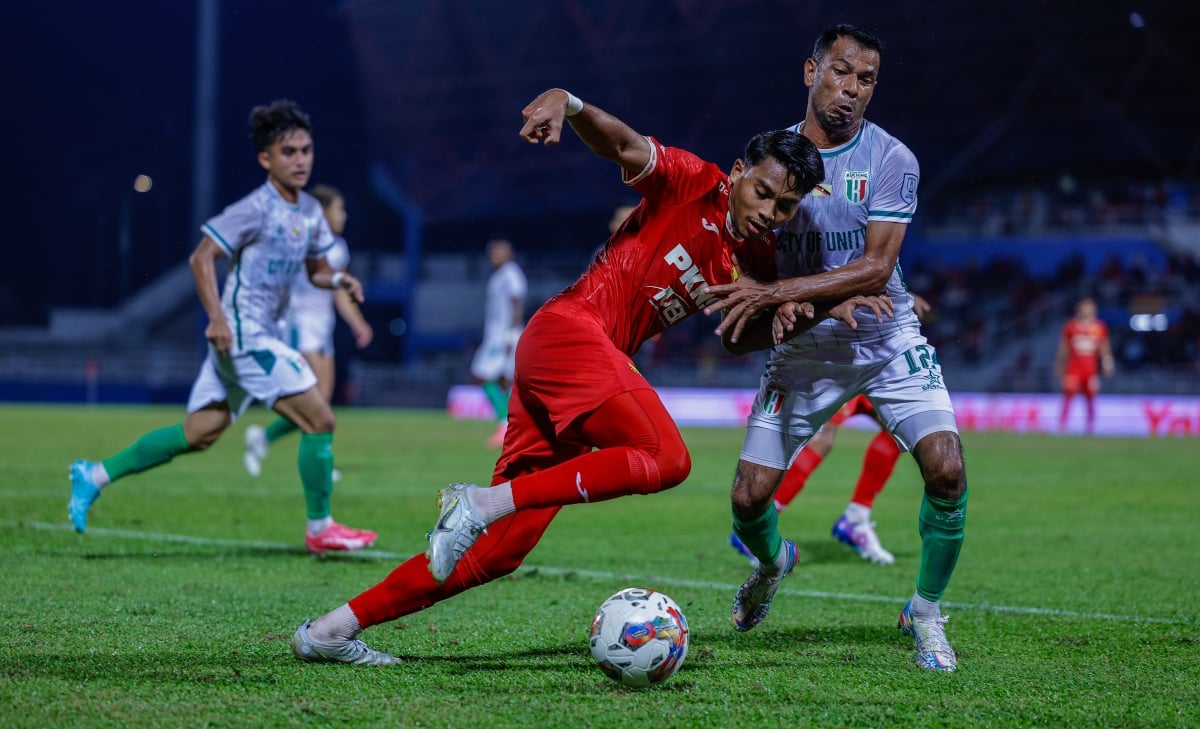 PEMAIN Selangor FC  Mukhairi Ajmal (kiri) cuba melepasi kawalan pemain  Kucing City FC Celio Ferreira Dos Santos.