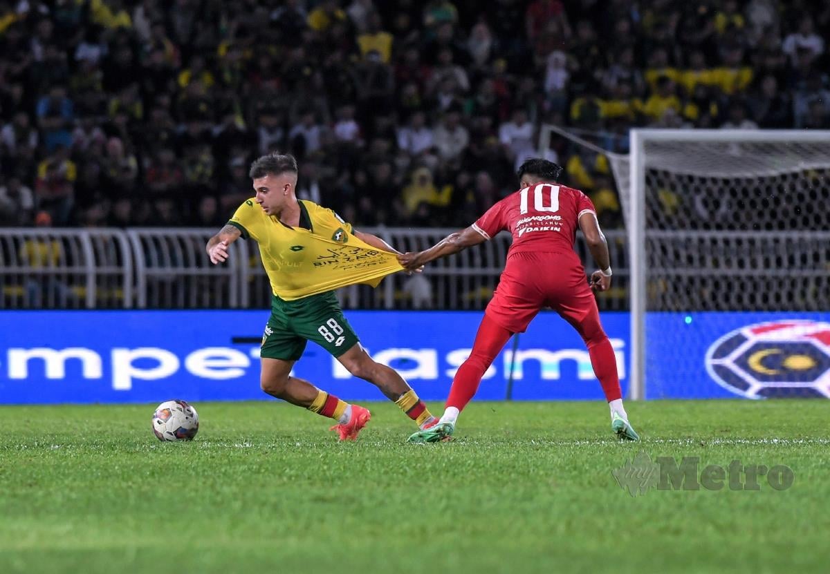 MUKHAIRI (kanan) menarik baju Hidalgo pada perlawanan antara KDA FC dan Selangor di Stadium Darul Aman, malam ini. FOTO BERNAMA 