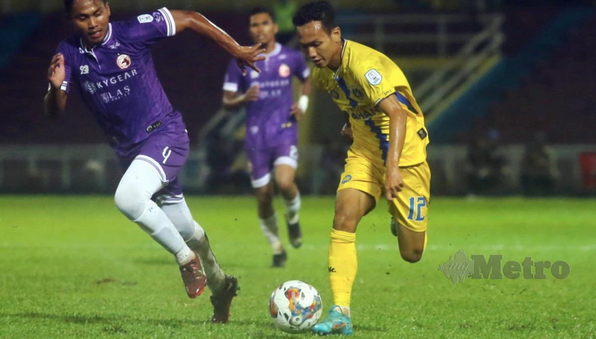PEMAIN Sri Pahang FC, Muhammad Baqiuddin diasak pemain Kelantan FC, Muhammad Ghaffar Abdul Rahman.