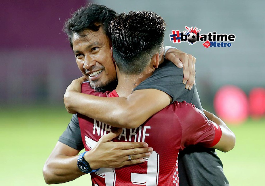 YUSRI (kiri) gembira selepas berjaya menempatkan pasukan untuk Piala Malaysia. FOTO/FATHIL ASRI.