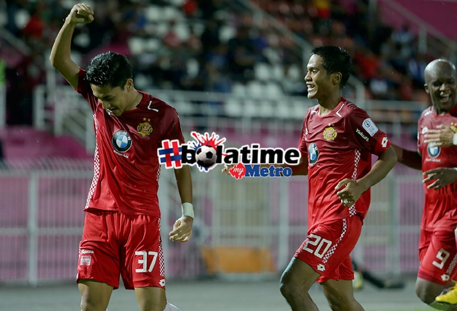 PENYERANG Kelantan, Muhammad Danial Ashraf (kiri) meraikan gol pertama bersama rakannya di Stadium Sultan Muhammad Ke IV. FOTO Fathil Asri