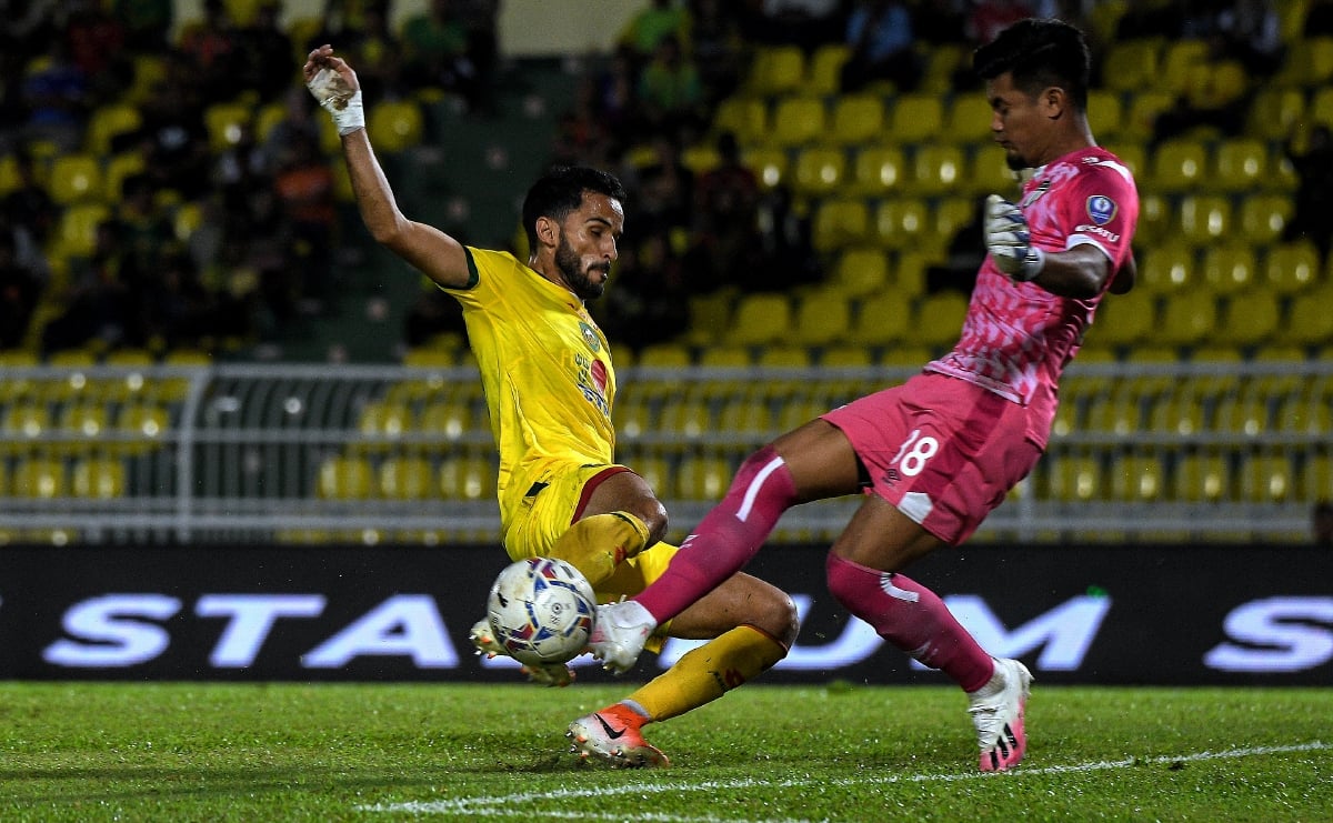 MAHMOUD  Al-Mardi mengasak penjaga gol TFC. FOTO Bernama 