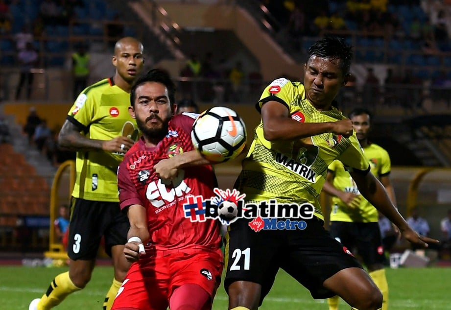 PEMAIN Negeri Sembilan, Mohd Fauzi Abdul Latif (kanan) diasak oleh pemain Kedah Khairul Helmi (kiri) ketika aksi Liga Super menentang Kedah di Stadium Tuanku Abdul Rahman, Paroi. FOTO Bernama