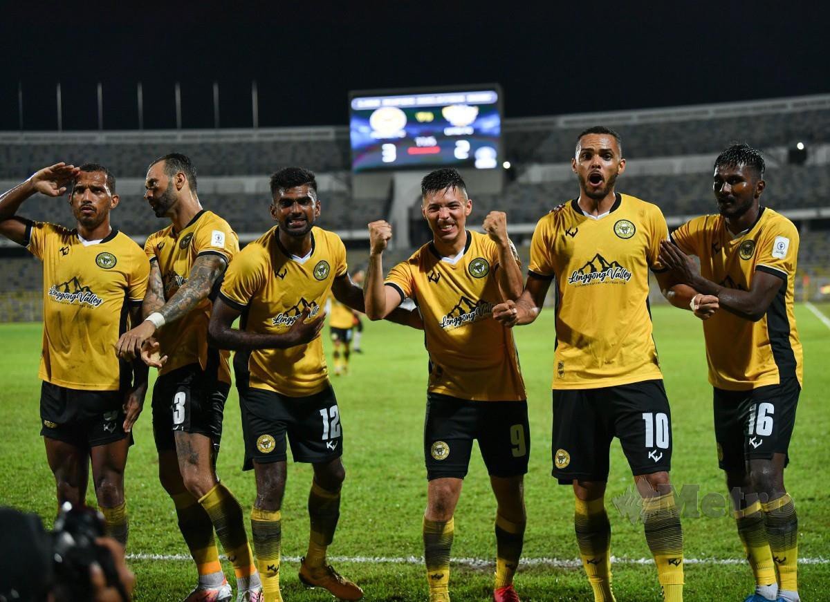 BARISAN pemain Perak tetap mempamerkan aksi cemerlang dengan menewaskan UiTM FC 3-2 semalam. FOTO Bernama