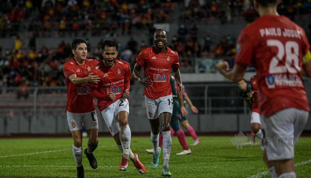 HADIN (dua dari kiri) meraikan jaringan penyamaan KL City ketika menentang Selangor sebentar tadi. FOTO Bernama