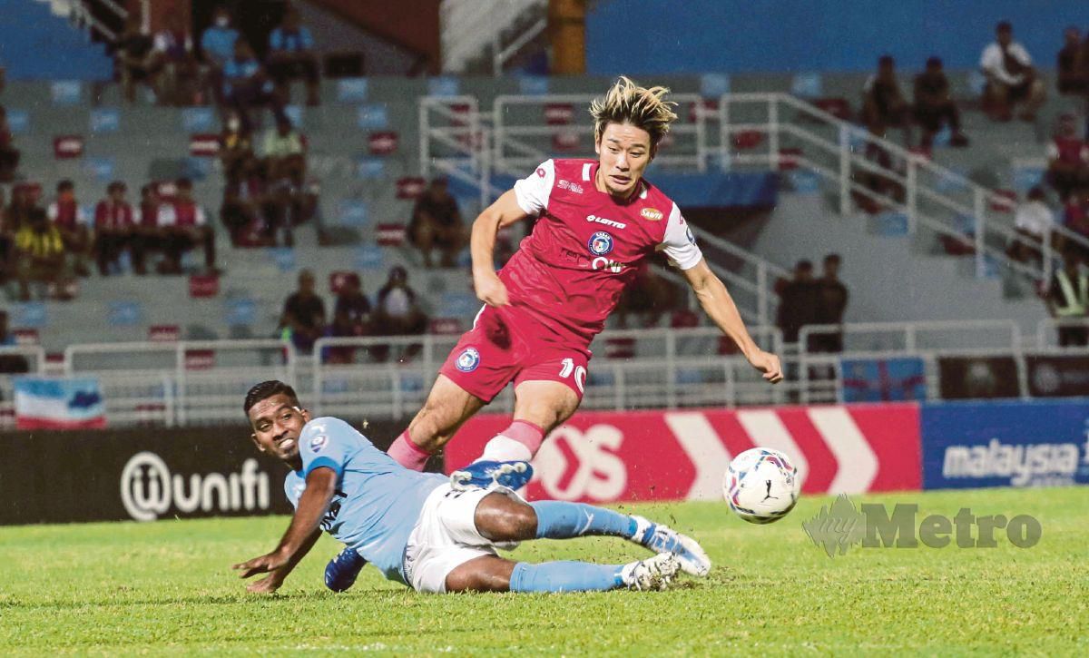 PEMAIN Sabah FC, Taiki Kagayama (kanan) berebut bola depan pemain PJ City FC, Barathkumar Ramaloo dalam perlawanan Liga Super di Stadium MBPJ, malam tadi. FOTO HAZREEN MOHAMAD