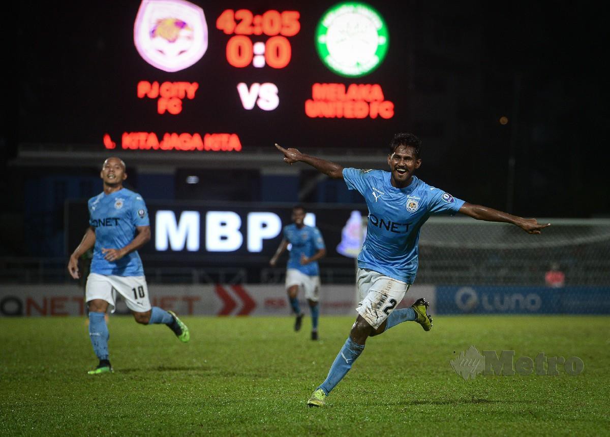 S KUMAAHRAN meraikan gol ketika menentang Melaka United FC. -FOTO Bernama