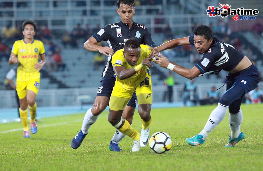 PEMAIN Pahang, Mohamadou Sumareh (dua dari kanan) dikawal ketat pemain Melaka,  Azmi Muslim (kanan) di Stadium Darul Makmur. FOTO/ MUHD ASYRAF SAWAL