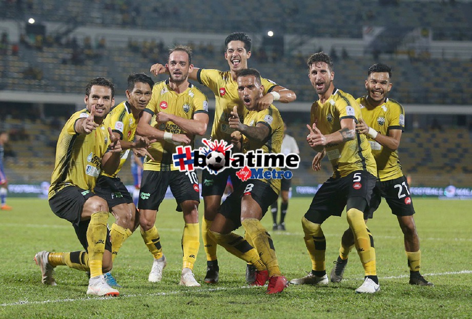 PEMAIN Perak, Leandro Dos Santos (tiga kanan) meraikan kejayaan selepas menjaringkan gol pertama bersama pasukan Perak menentang Kelantan dalam saingan Liga Super di Stadium Perak, Ipoh. FOTO Muhaizan Yahya