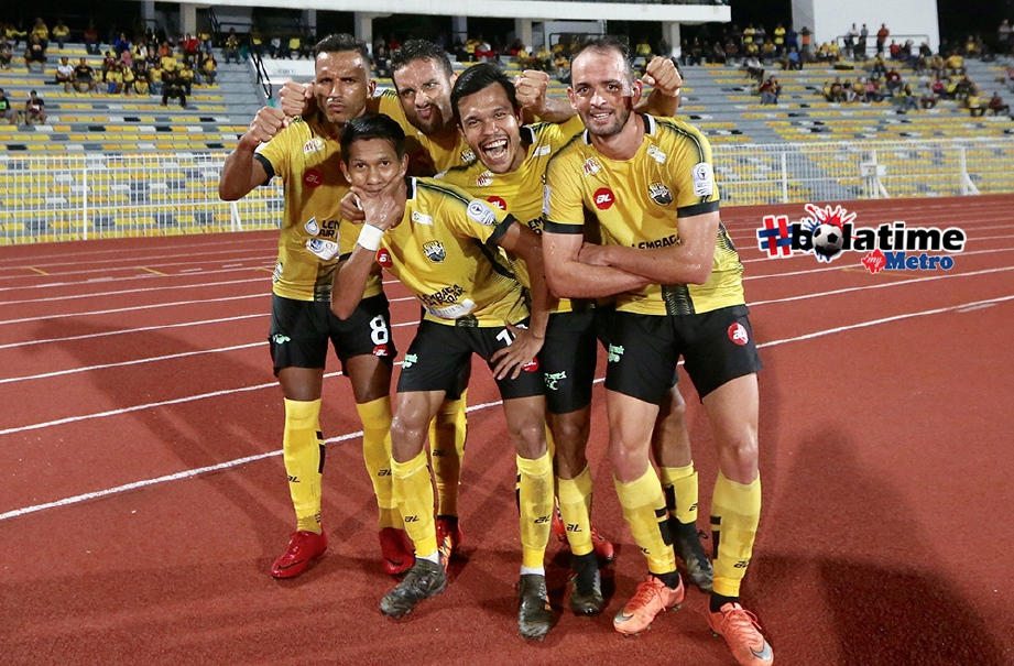 PEMAIN Perak meraikan jaringan gol ketiga yang dijaringkan Gilmar Jose Da Silva Filho ketika menentang KL dalam saingan Liga Super  di Stadium Perak, Ipoh. NSTP/ABDULLAH YUSOF