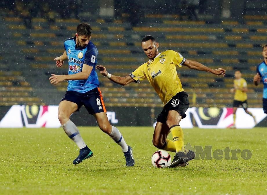 Pemain import Perak, Raianderson Da Costa Morais (kanan) cuba melepasi halangan pemain PKNP pada aksi Liga Super. FOTO Muhaizan Yahya.
