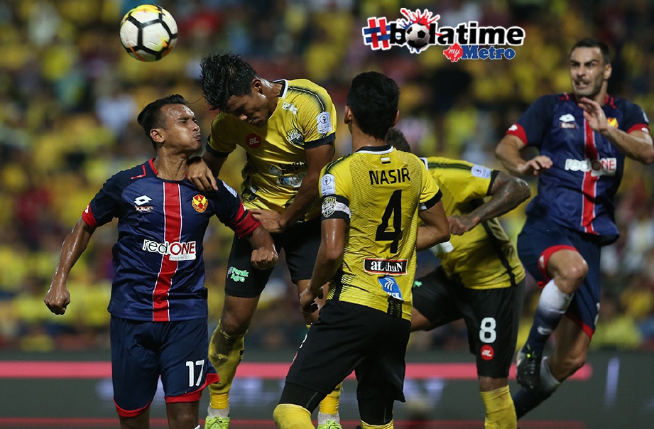 PEMAIN Selangor, Amri Yahyah (kiri) dihalang pemain Perak, Shahrul Mohd Saad di Stadium TLDM Lumut. FOTO/EFFENDY RASHID 