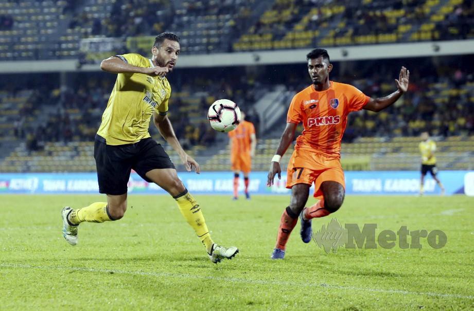 GilmarJose Da Silva (kiri) cuba melepasi halangan pertahanan PKNS FC, Kanna Kalaiselvan dalam aksi Liga Super di Stadium Perak. FOTO Muhaizan Yahya.