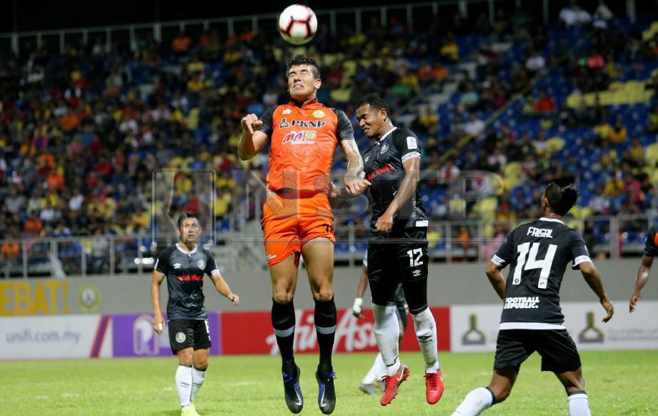 PEMAIN  PKNP FC, Giancarlo Lopes (kiri) berebut bola dengan pemain Pahang,  Bunyamin Umar di Stadium Majlis Perbandaran Manjung, semalam.  - FOTO Abdullah Yusof