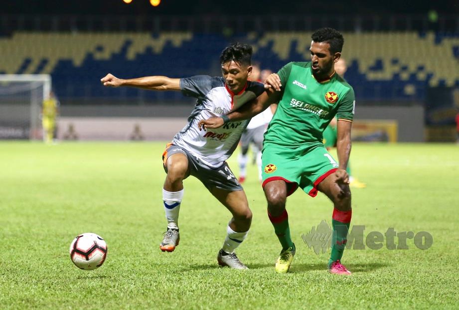 PEMAIN PKNP FC,Mohamad Al-Fateh Mohd Afendi (kiri) cuba melepasi halangan pemain Selangor,K Prabakaran pada saingan Liga Super, di Stadium Majlis Perbandaran Manjung.