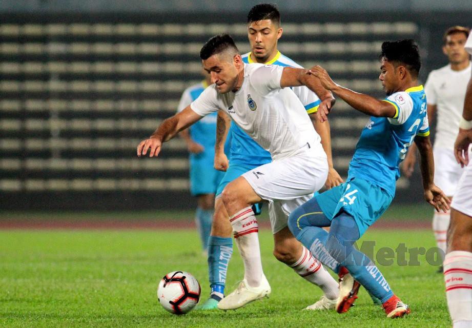 Penyerang Sabah Rodoljub Paunovic (depan) cuba melepasi pertahanan Pulau Pinang pada aksi Piala Malaysia di Stadium Likas. FOTO Bernama
