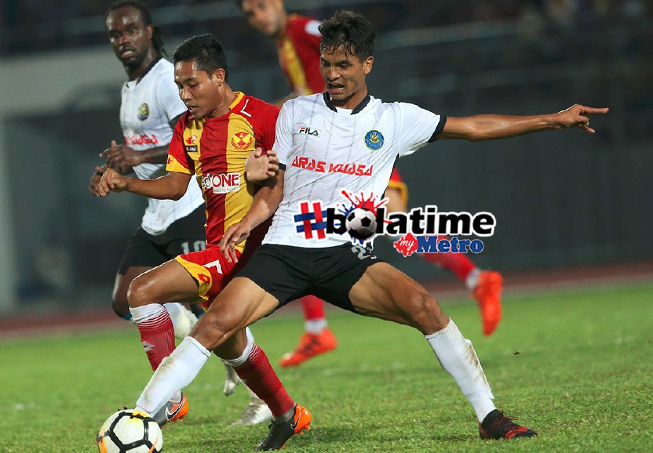 PEMAIN Selangor Evan Dimas Darmono (tengah) diasak pemain Pahang pada aksi Liga Super di Stadium Bolasepak Kuala Lumpur, Cheras. FOTO Rosdan Wahid