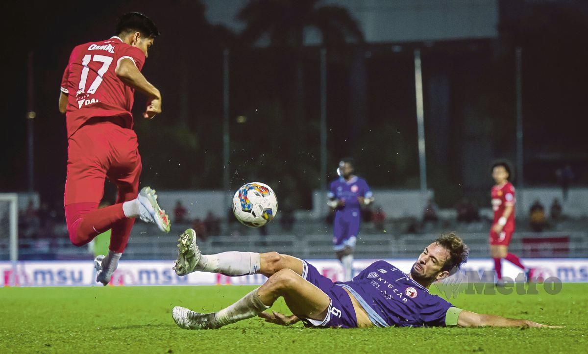 ARQUES (kanan) berebut bola dengan pemain Selangor FC, Ahmad Danial Ahmad Asri pada perlawanan Liga Super di Stadium MBPJ, Ahad lalu. FOTO ASYRAF HAMZAH
