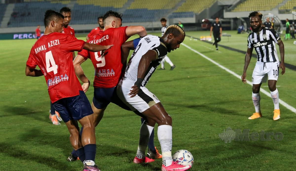 PEMAIN KL City FC (jersi merah) cuba menghalang pemain Terengganu FC pada perlawanan Liga Super di Stadium Sultan Mizan Zainal Abidin, Sabtu lalu. FOTO GHAZALI KORI