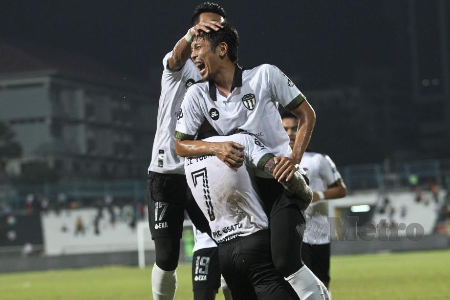 PEMAIN Terengganu FC, Adib Aizudin Ab Latif meraikan jaringan gol pada perlawanan pada aksi perlawanan Liga Super menentang Selangor di Stadium  Sultan Ismail Nasiruddin Shah. FOTO Ghazali Kori