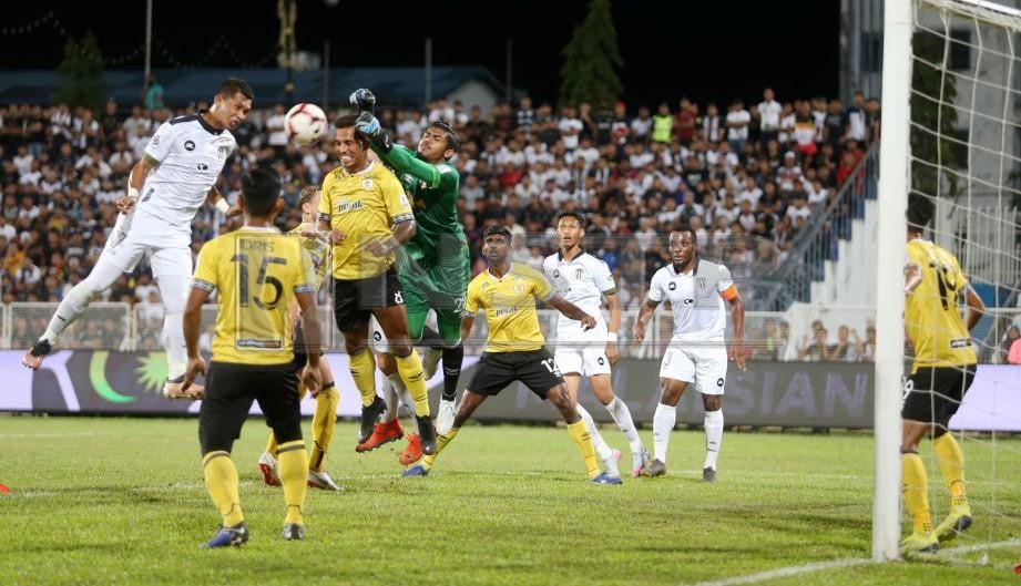 PENJAGA gol Perak, Muhammad Hafizul Hakim  melompat menumbuk bola  ketika menentang TFC   di Stadium Sultan   Ismail Nasiruddin Shah. - FOTO  Imran Makhzan