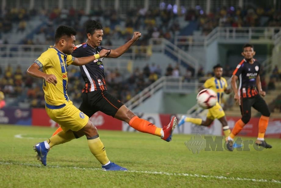 PEMAIN Pahang, Saddil Ramdani diasak pemain FELDA United, Ahmad Tasnim Fitri  di Stadium Darul Makmur, Rabu lalu. 