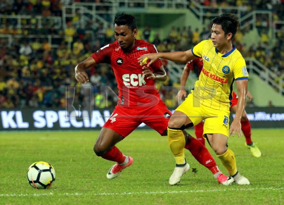 Aksi pemain Pahang, Wan Zaharulnizam Wan Zakaria (kanan) dalam saingan Liga Super musim lalu. 