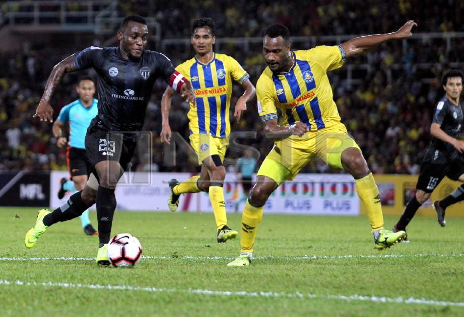  Aksi pemain import Terengganu FC, Kipre Tchetche (kiri) mengawal bola sambil dihalang lawan pada perlawanan Liga Super baru-baru ini. FOTO NSTP