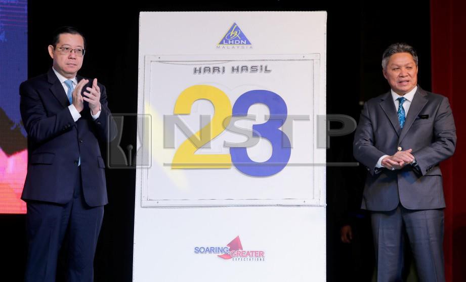 Menteri Kewangan, Lim Guan Eng (kiri) dan Ketua Pegawai Eksekutif Lembaga Hasil Dalam Negeri Malaysia (LHDNM), Datuk Seri Sabin Samitah pada Majlis Perasmian Hari Hasil ke-23 di Menara Hasil Cyberjaya. FOTO Luqman Hakim Zubir