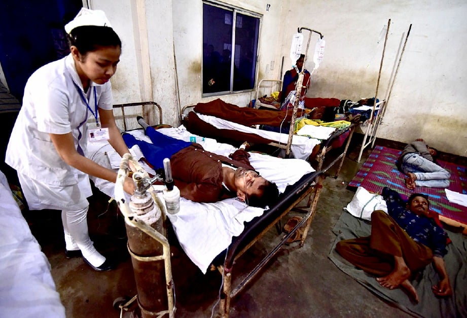 KAKITANGAN sebuah hospital di Golaghat, utara Assam sedang merawat mangsa. FOTO Reuters