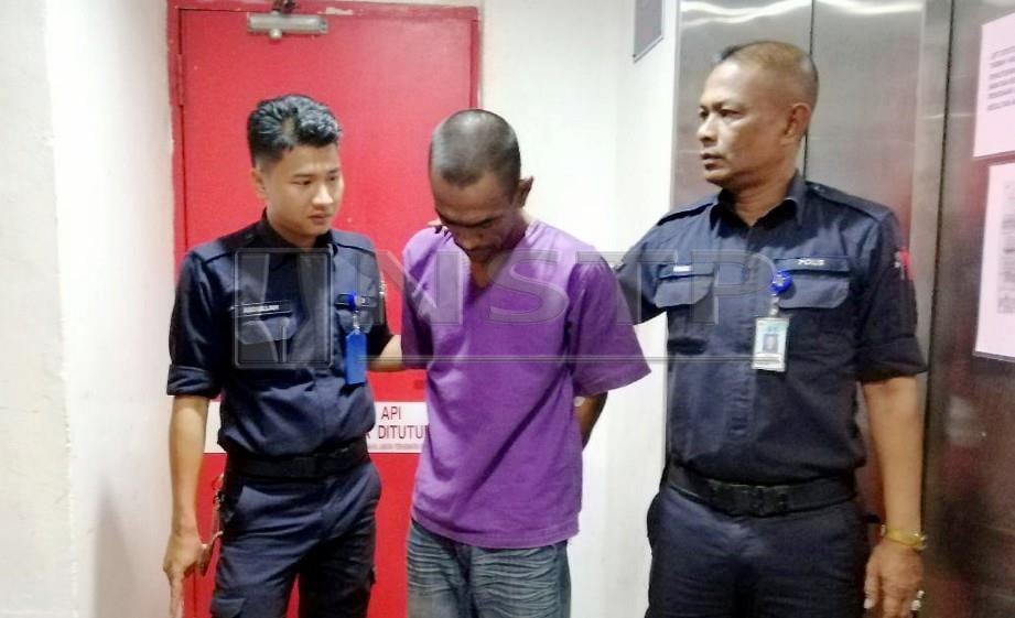 Mohd Abdillah (tengah) dijatuhi hukuman penjara sembilan tahun dan empat sebatan di Mahkamah Sesyen Kuala Terengganu hari ini kerana meliwat rakan sebiliknya. FOTO Zatul Iffah Zolkiply.