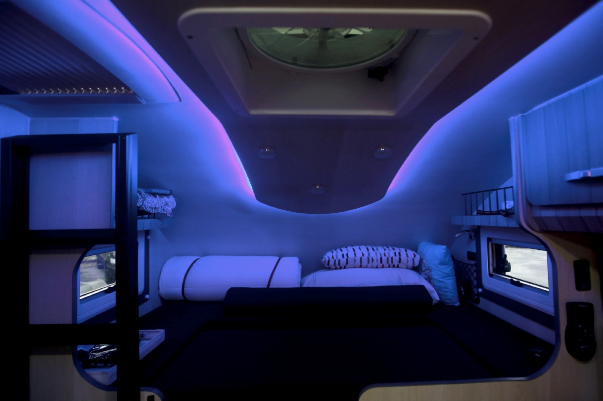 Reka bentuk ruang tidur di sebuah campertruck yang kelihatan moden dan mewah. FOTO BERNAMA